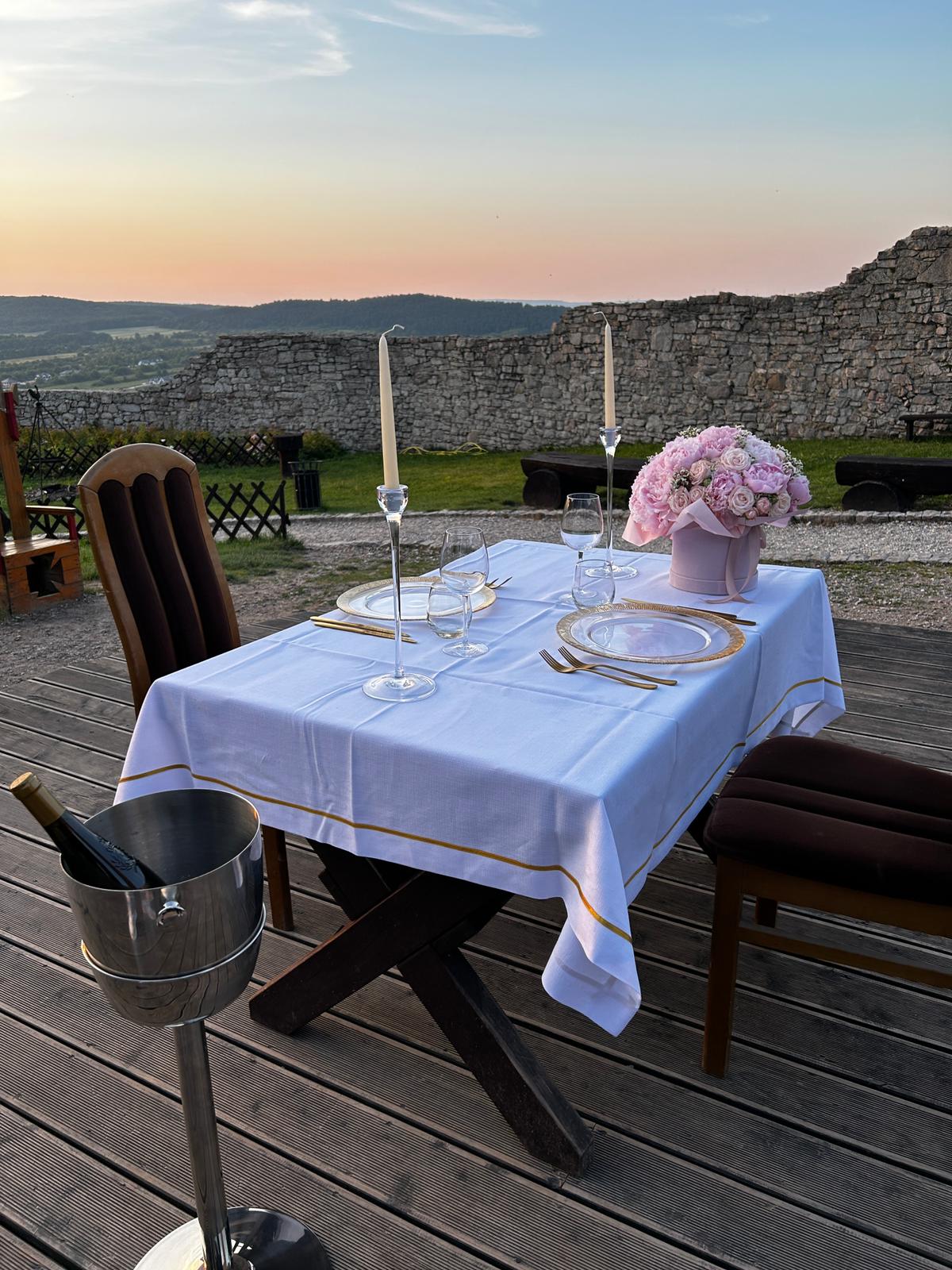 Stół nakryty do kolacji dla dwojga